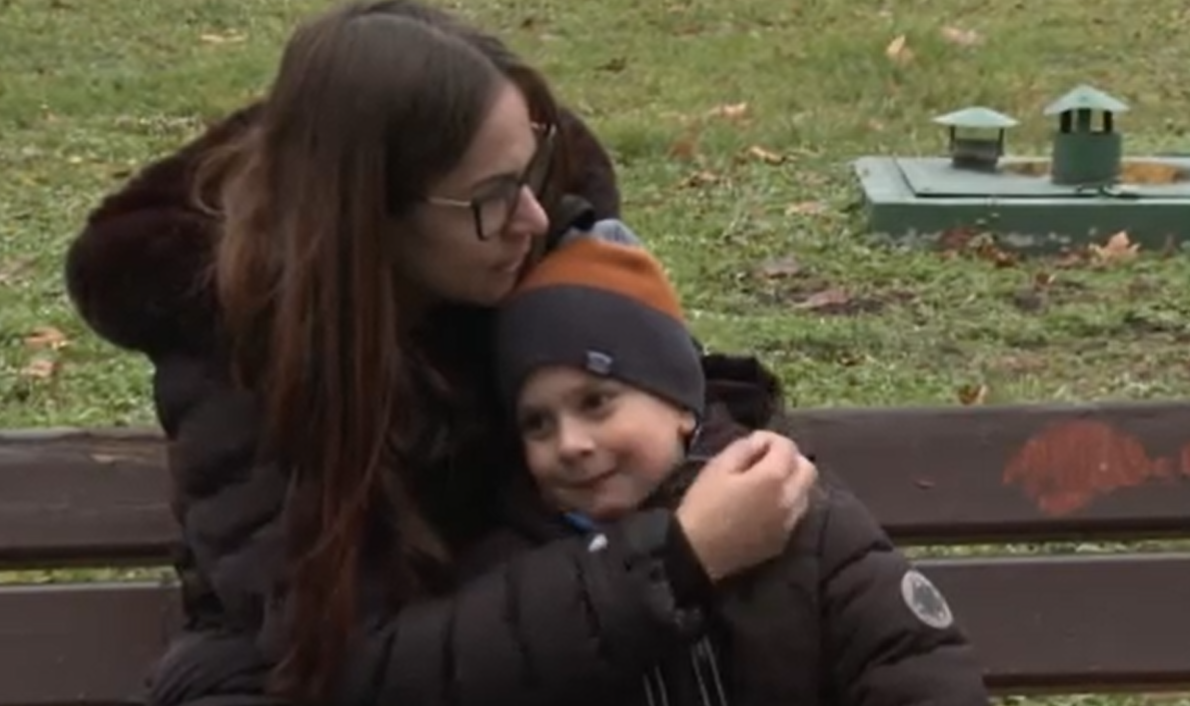 Élvezi a kisfiú, hogy hősnek nevezik, miután megmentette az anyukáját