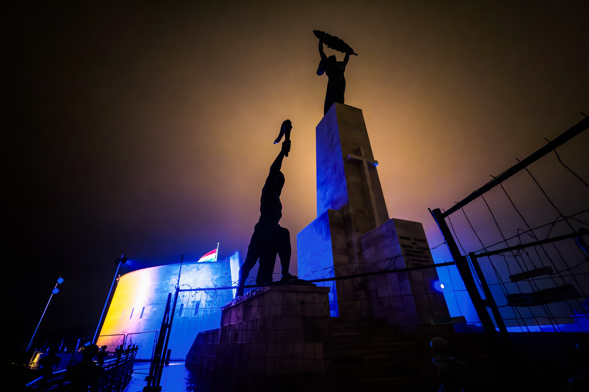 Százmilliárdok betonban