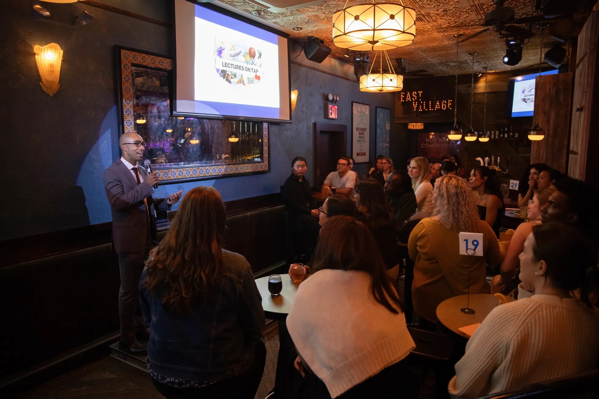Szabadegyetem a kocsmában – a Lectures on Tap előadótermet varázsol a bárokba, és tudományt ad a söröd mellé