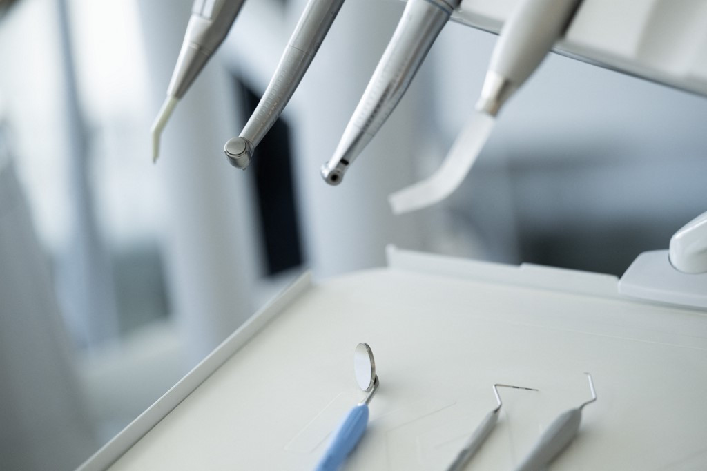 Életveszélyes állapotba került a foghúzás után, beperelte „Orbán fogorvosát” Magdolna