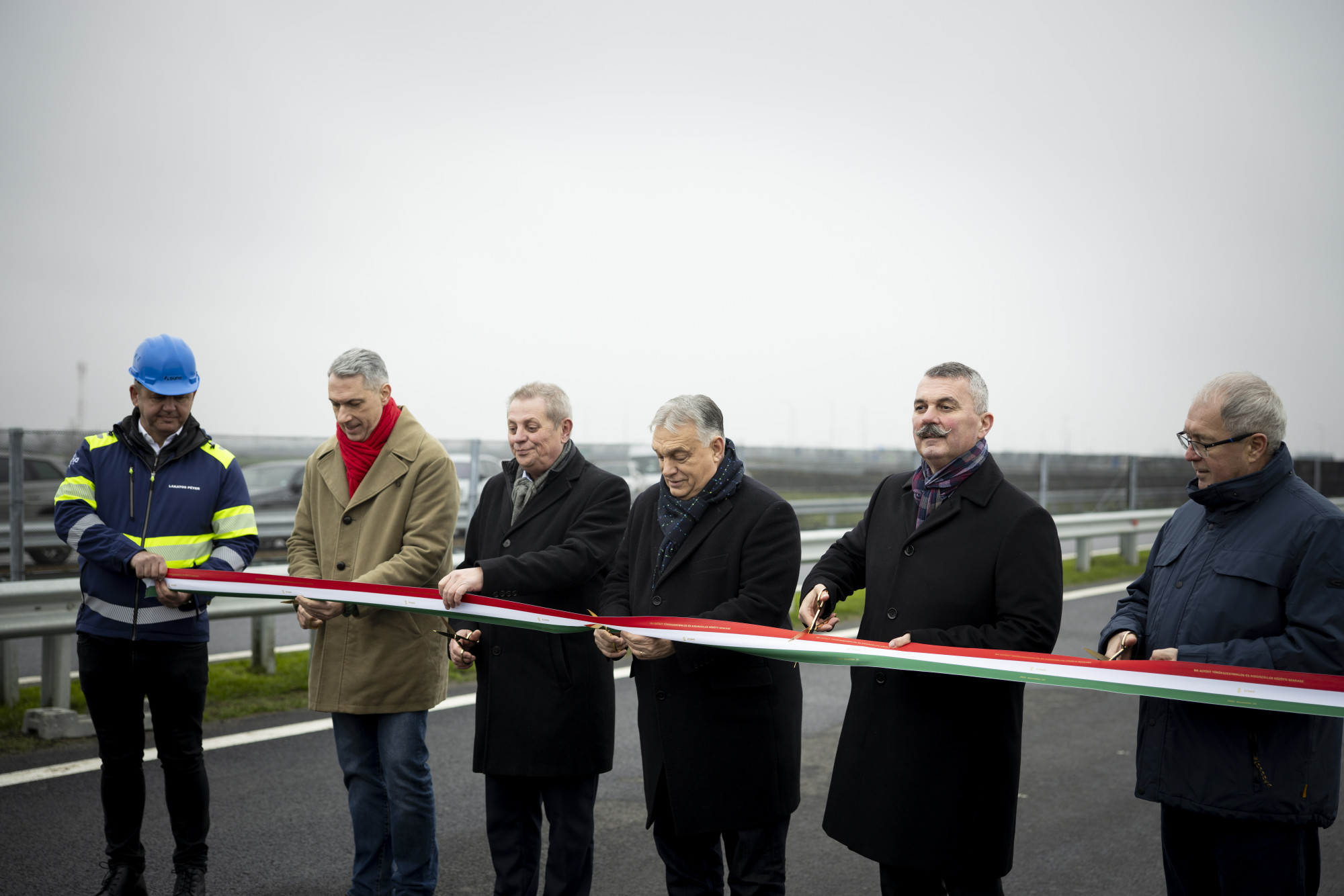 Orbán átadta az M4-es autóút új szakaszát