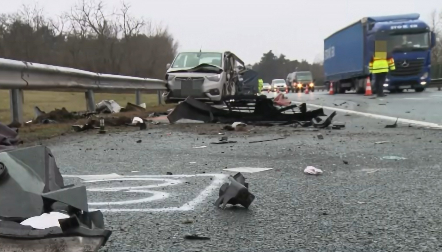 Egy kisbusz halálra gázoltak két sofőrt az M1-esen, miután egymással ütköztek, és kiszálltak a kocsikból