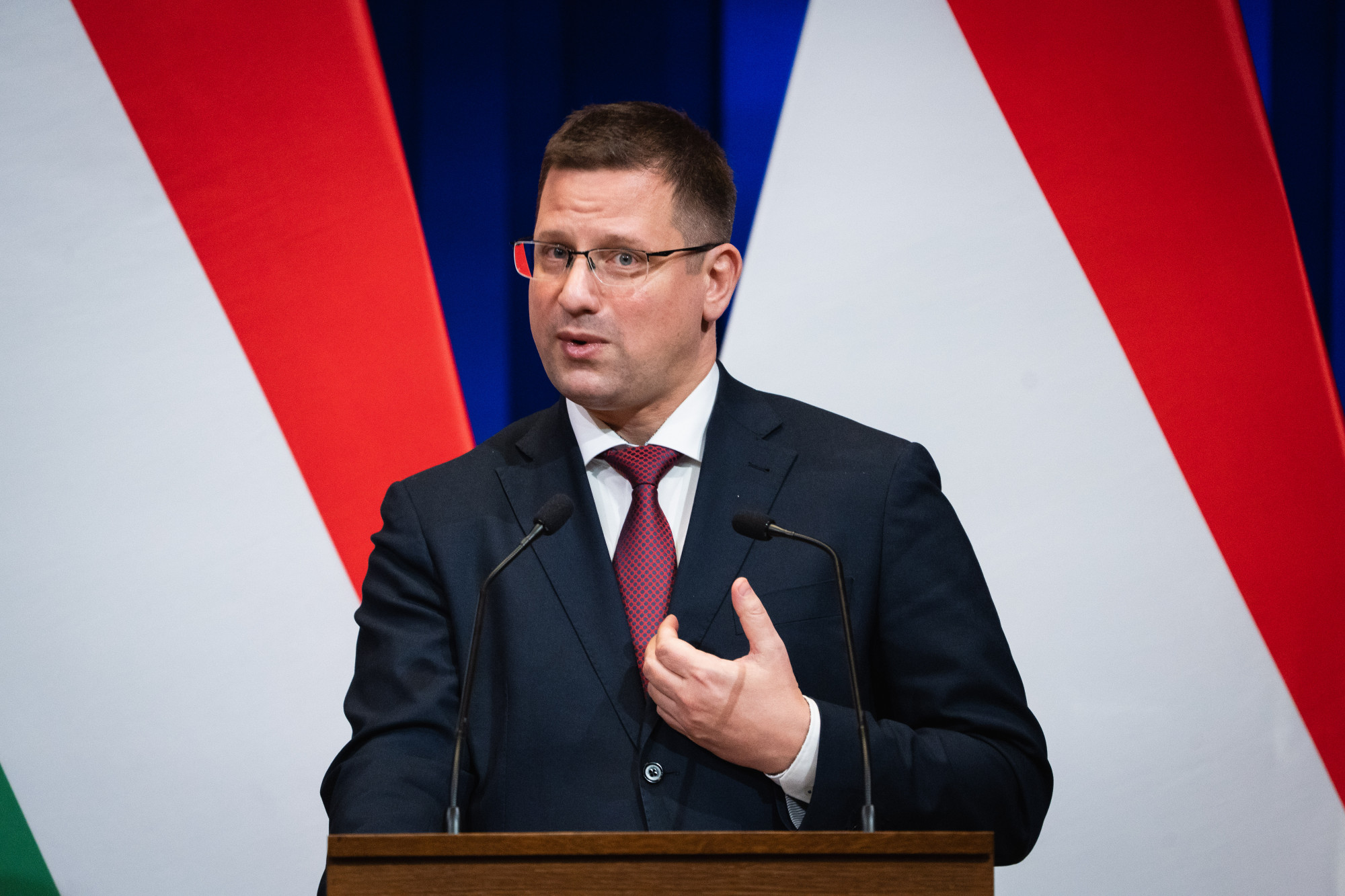 Gulyás hosszan bírálta a Tisza Világ appot letöltő bírókat, és elmondta, miért osztogatták a Bors kiadványát a szegedi gyűlésen