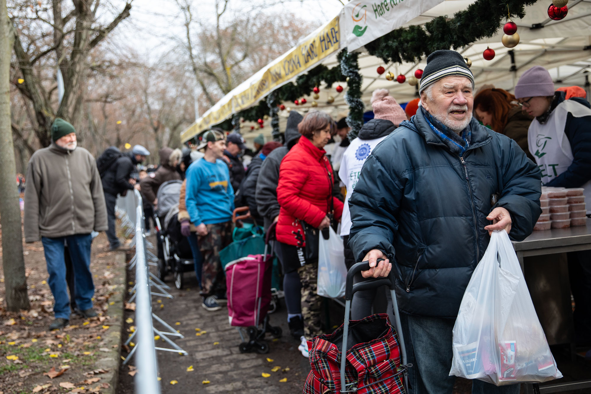 Gyorsan elkapkodták az élelmiszercsomagokat a karácsonyi ételosztáson