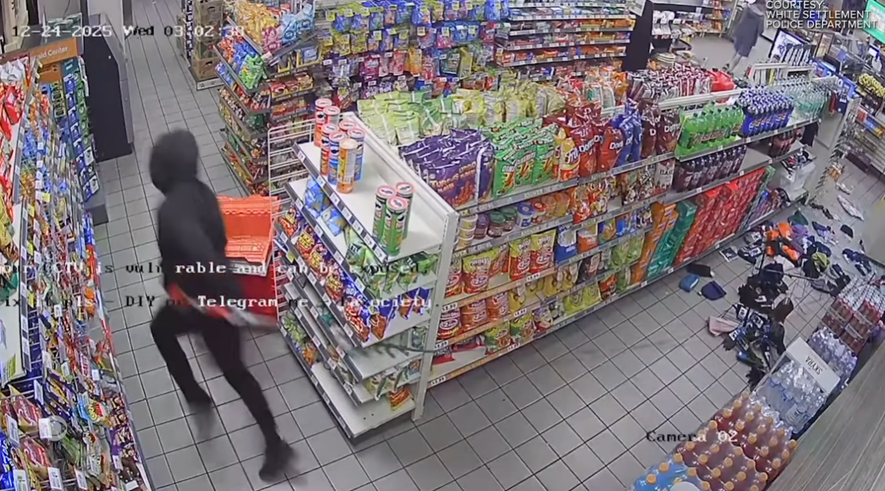 Az egész benzinkutat szétrombolta az ATM-et vonóhorogra akasztó két balfasz rabló, majd egy kanyarban elhagyták az egész cuccot