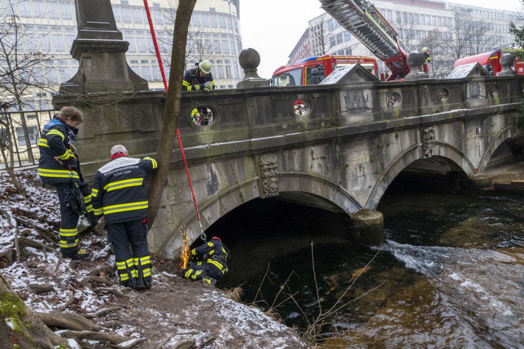 Hiába a karácsonyi csoda, a tűzoltóság elbontotta a feltámasztott Eisbach-hullámot