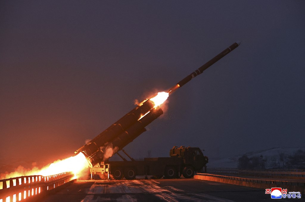 Kim megadta a módját és nagy hatótávolságú cirkálórakéták kilövésével melegített be a pártkongresszusra