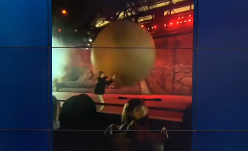 Kipattant az Indiana Jones díszletéből a 180 kilós guruló „szikla”, egy Disney-alkalmazott eléugrott, hogy megmentse a közönséget