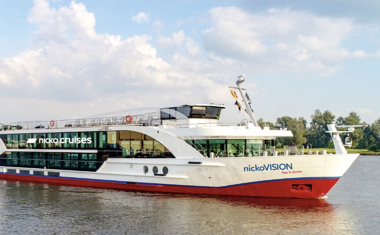 A Duna közepén zátonyra futott hajón szilveszterezett kétszáz utas