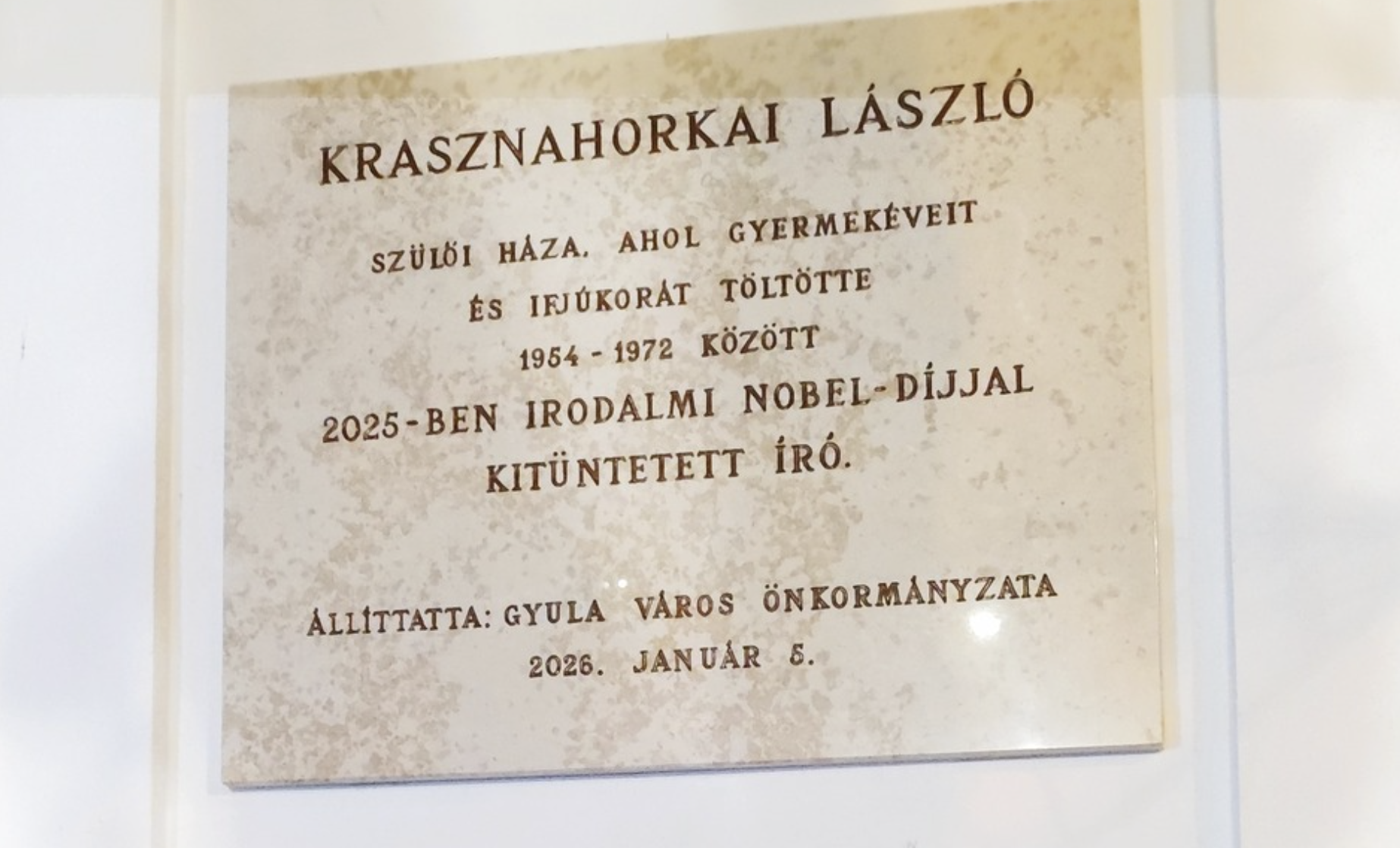 Gyula város stílszerű ajándéka: emléktábla Krasznahorkainak, márványba vésett helyesírási hibával