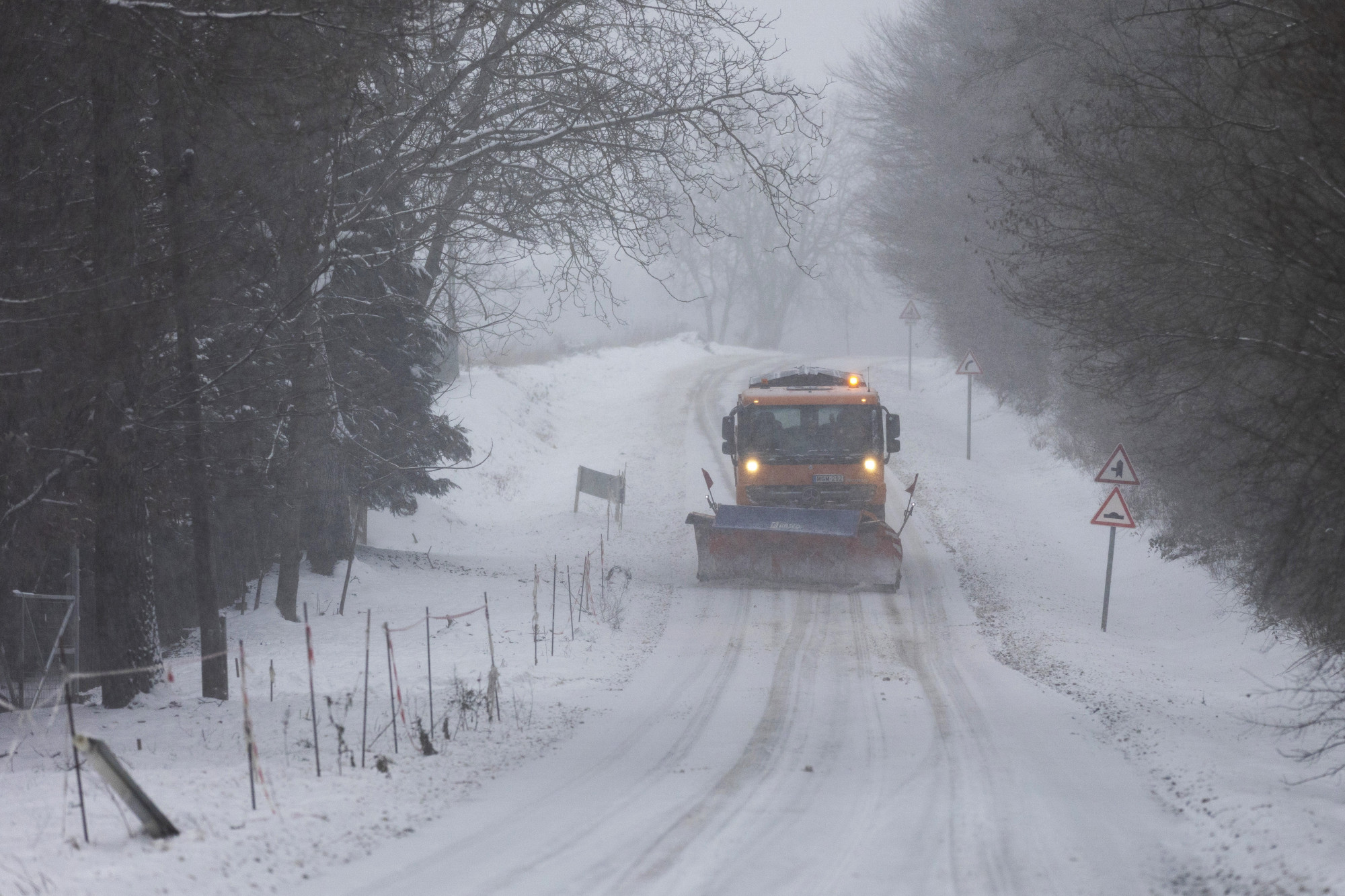 A hó miatt nem közlekedhetnek kamionok Bakony több útján