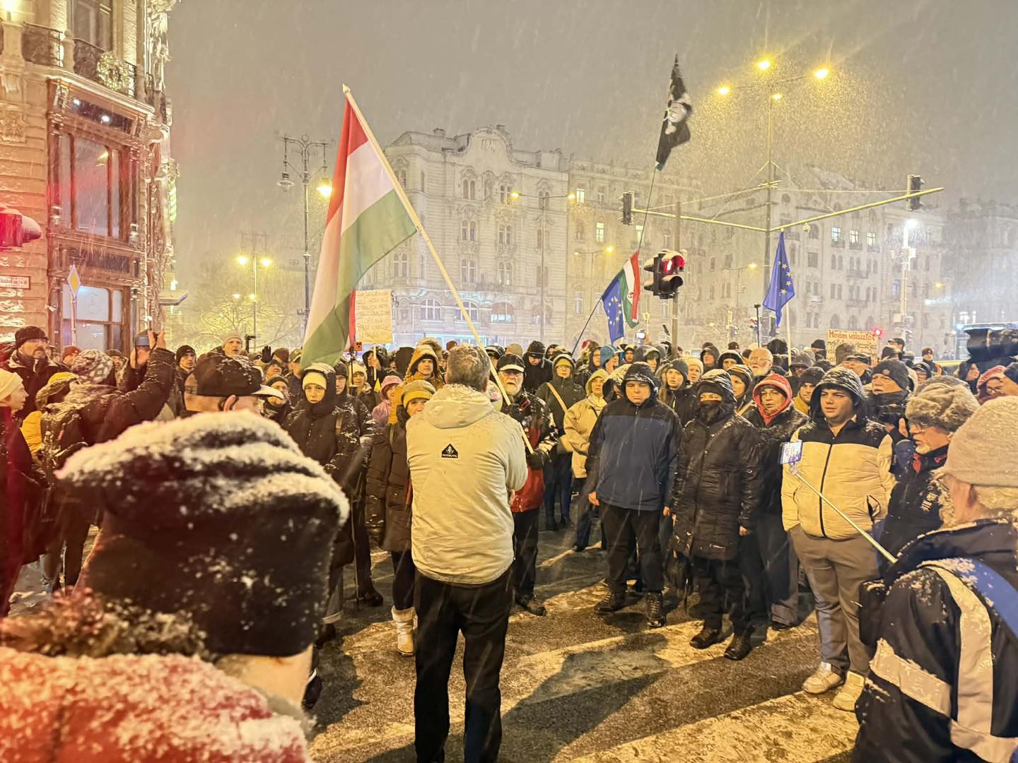 Bors-különszámos tüntetést szervezett Hadházy Ákos a Ferenciek terére, elvileg hosszú menetelés lett volna belőle