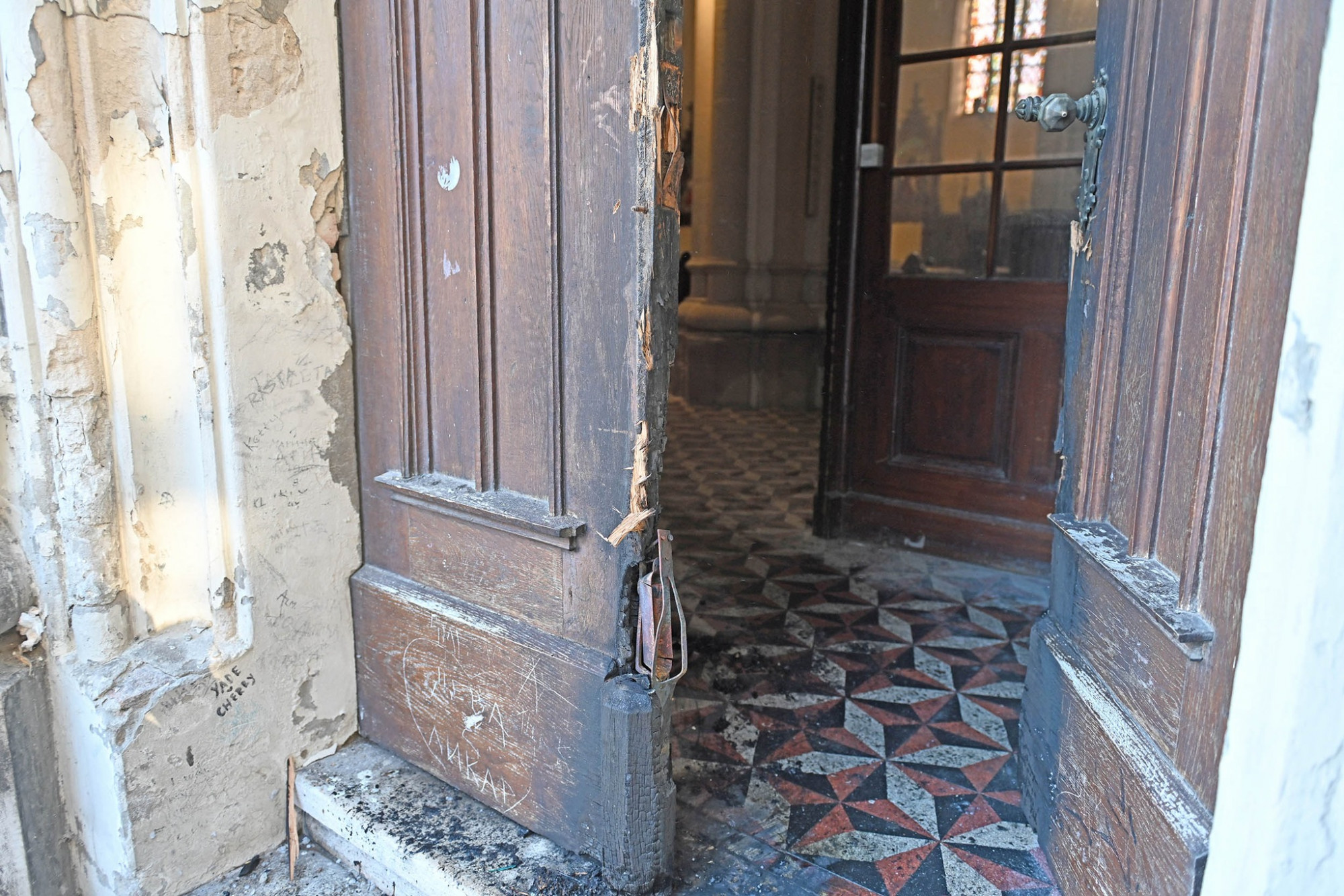 Felgyújtották egy újvidéki katolikus templom bejáratát