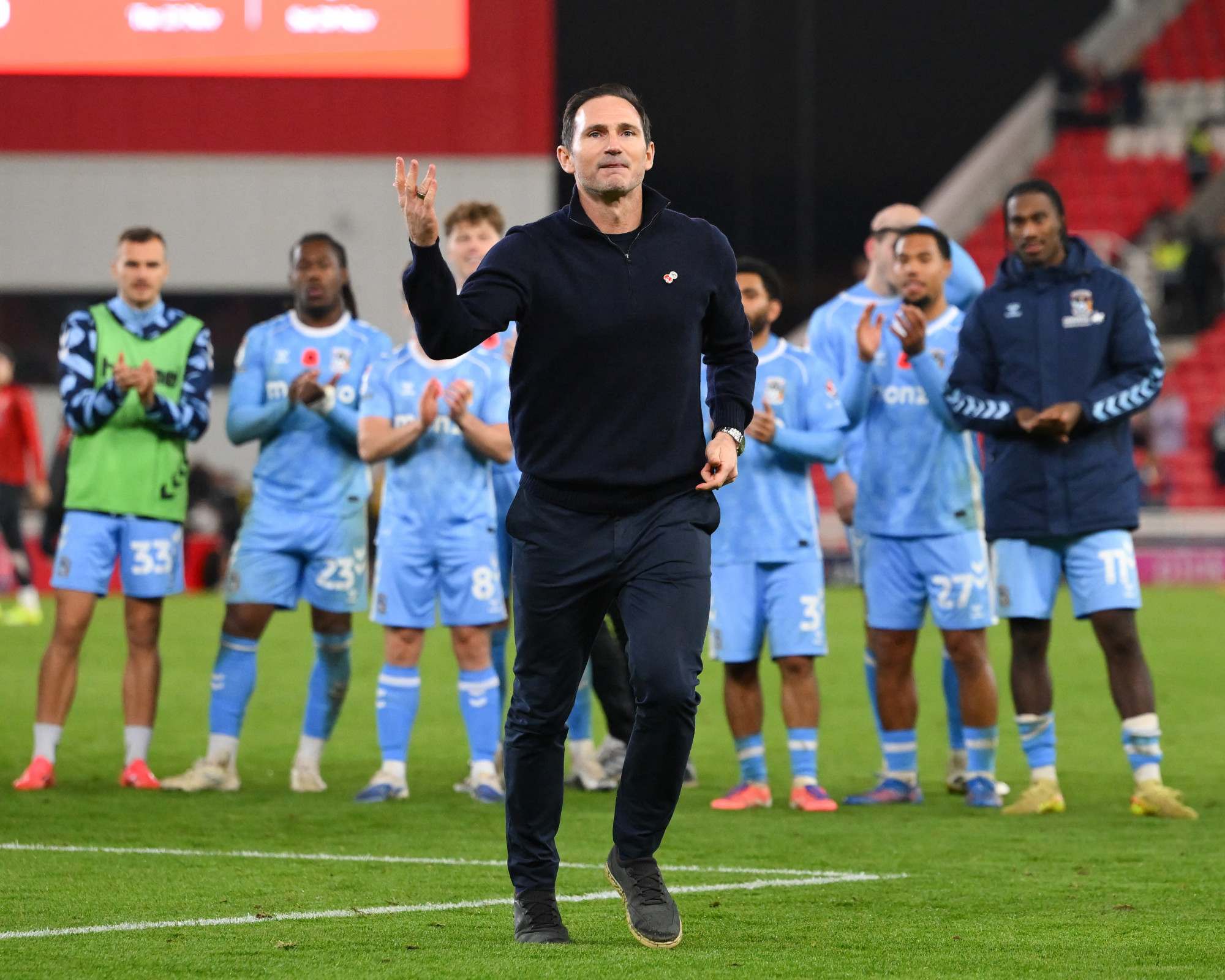 Pont jókor bolondult meg az angol fociliga mindhárom osztálya, ha már a Premier League elfelejtett szórakoztatni