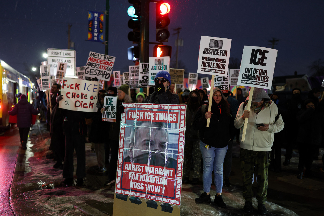 ICE Ügynök Által Lelőtt Nő Halála Miatti Felháborodás Minneapolisban