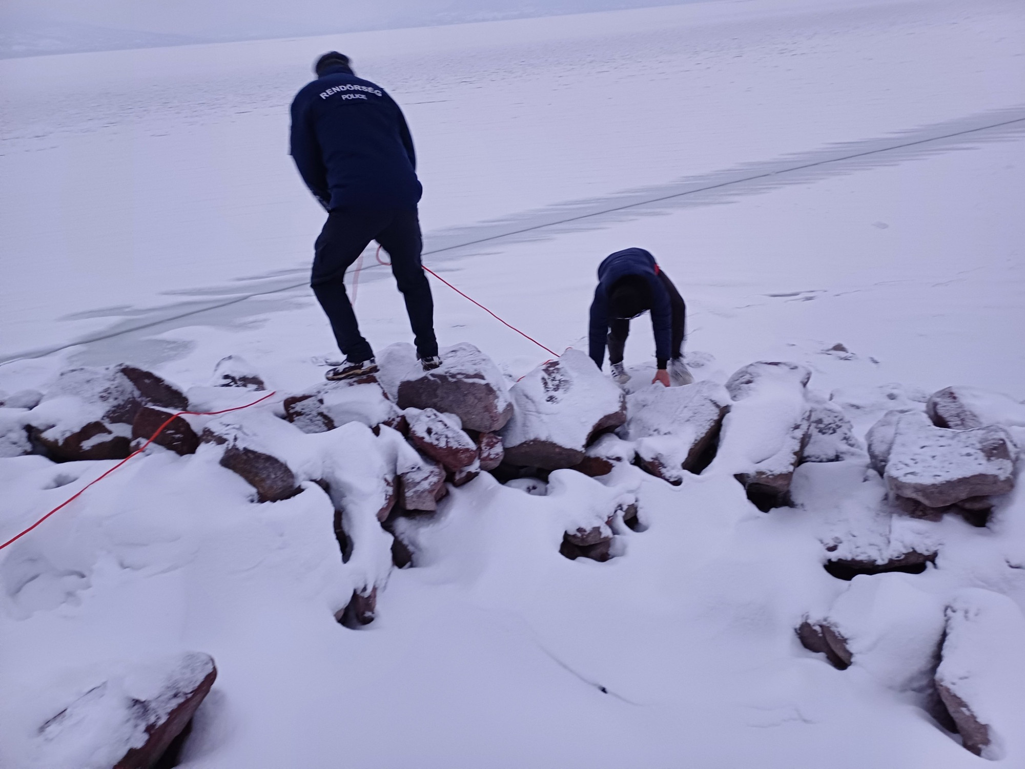 Máris megbírságoltak egy férfit, mert ráment a Balaton jegére