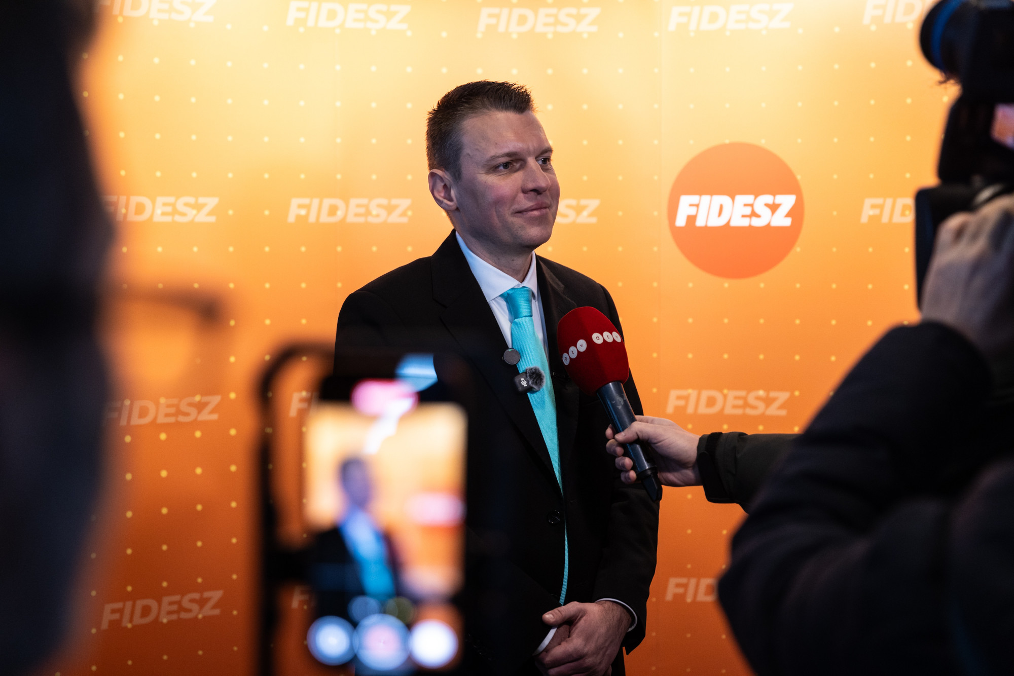 Menczer Tamás nem árulta el, hogy mennyi dolgozik azért a havi 1,5 millió forintért, amit miniszteri biztosként kap Szijjártó Pétertől