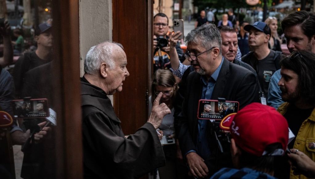 Pénzbírságot kapott négy Hadházy-szimpatizáns a Ferenciek terén történt szeptemberi templomi incidens miatt