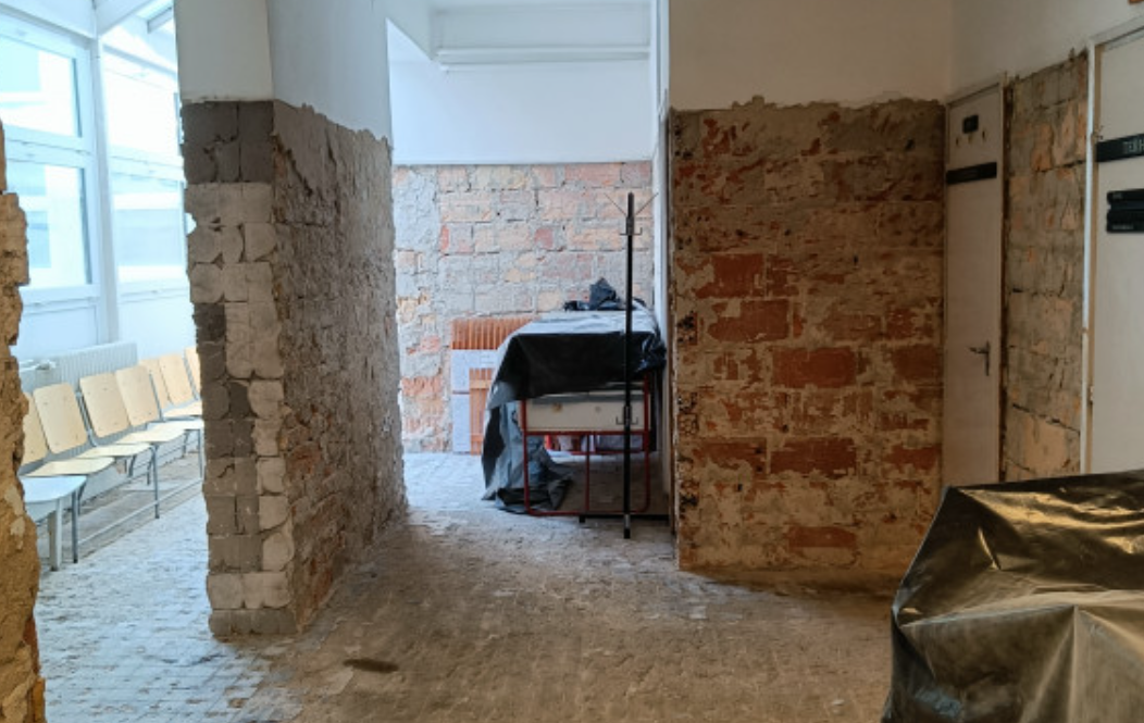 Levert falak fogadták a gödöllői SZTK-ba érkező kismamát