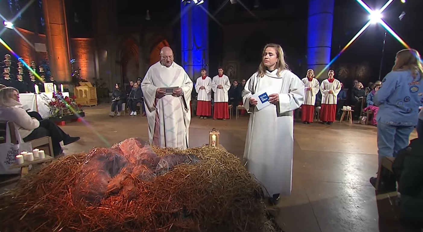 Bocsánatot kért a stuttgarti egyházmegye a megosztó karácsonyi miséért, amiben Jézust egy nyálkával vastagon beterített, csupasz lényként jelenítették meg