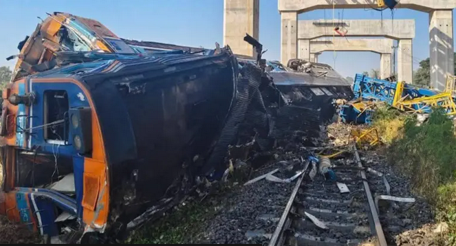 Hihetetlen vasúti tragédia történt Thaiföldön, egy daru rádőlt egy mozgó vonatra, az kisiklott és kigyulladt