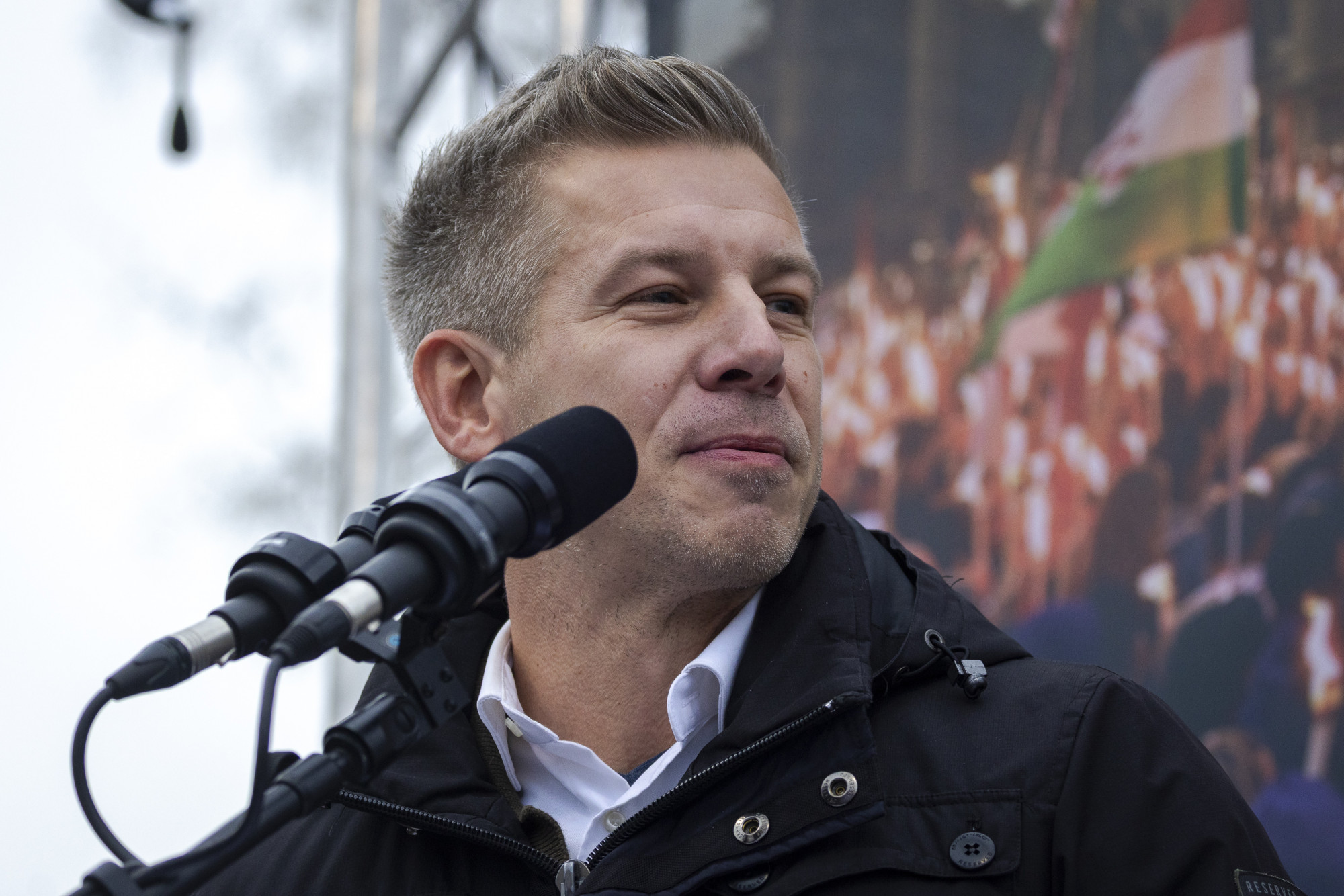 „Amely párt a rendszerváltást megnehezítendő ráindul a Tiszára, az Orbán Viktort akarja hatalomban tartani”