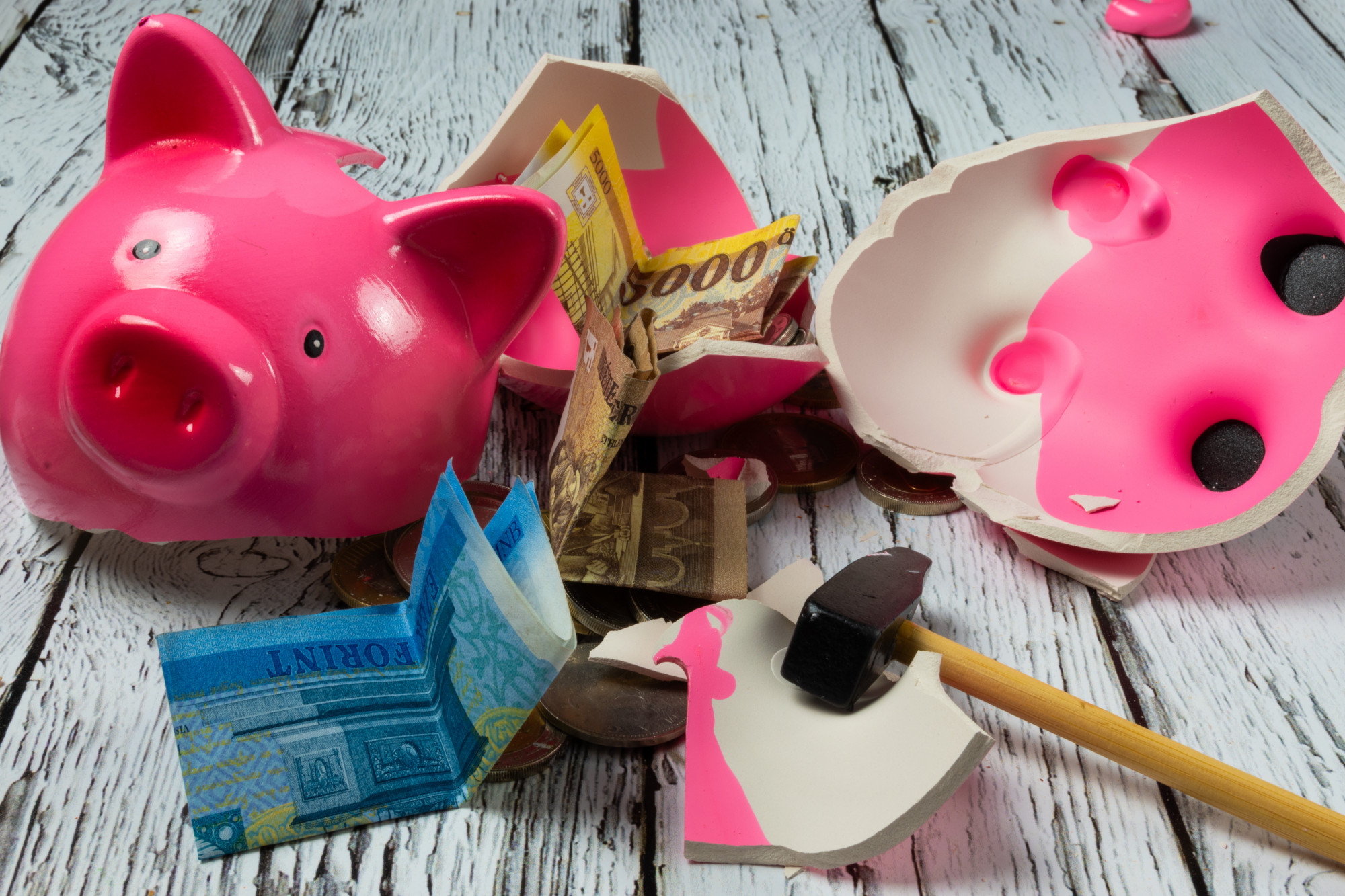 Megnyekkent a forint az iráni háború miatt, 4-6 forintot drágult reggel óta az euró és a dollár