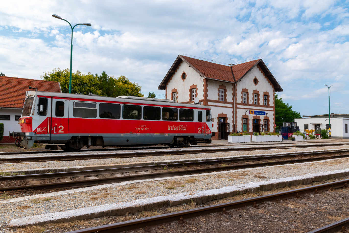 Kigyulladt egy mérővonat, Cegléd és Abony között áll a vasút