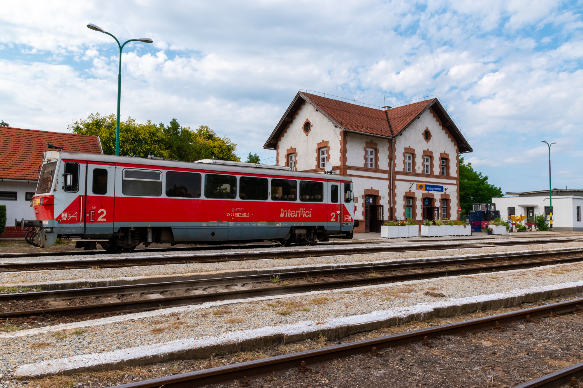 Kigyulladt egy mérővonat, Cegléd és Abony között áll a vasút