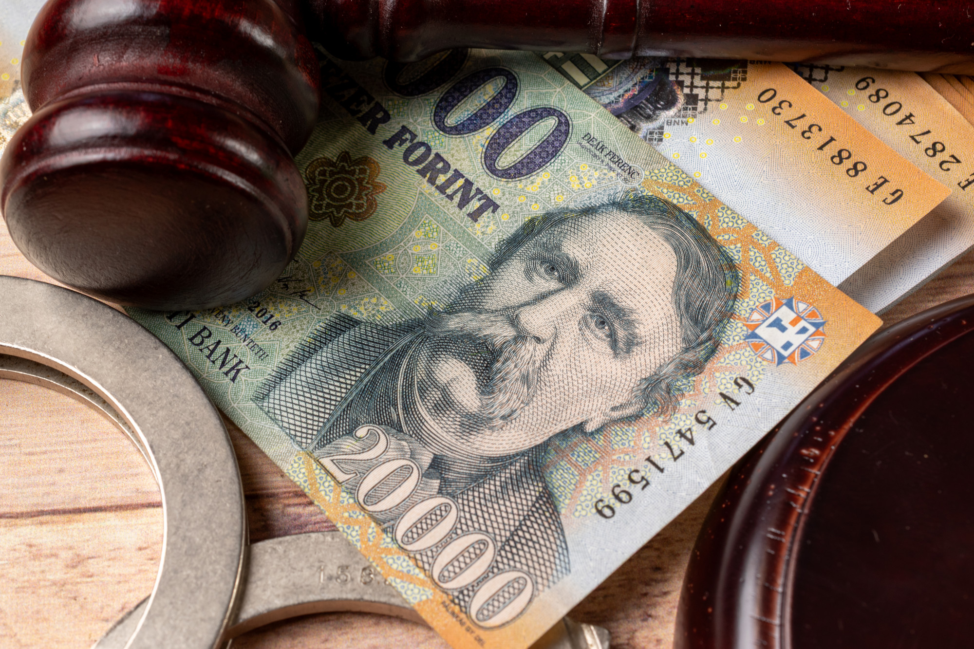 Gyanúsítottként hallgatták ki a vállalkozót, aki több mint tízmillió forinttal vesztegetett meg egy kormányhivatali osztályvezetőt