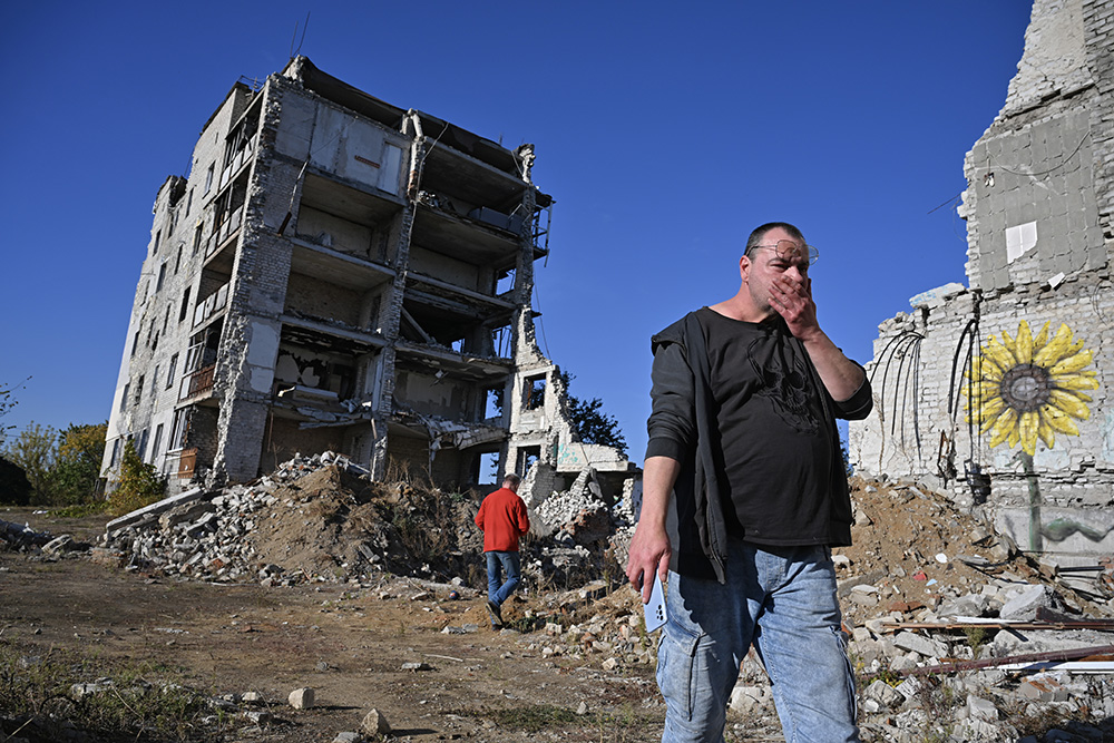 Magyarországra jön a film, amiben az ukrajnai tömegsírokat élőben mutatják meg az orosz propaganda híveinek, hogy kiderüljön, megváltoznak-e az élménytől