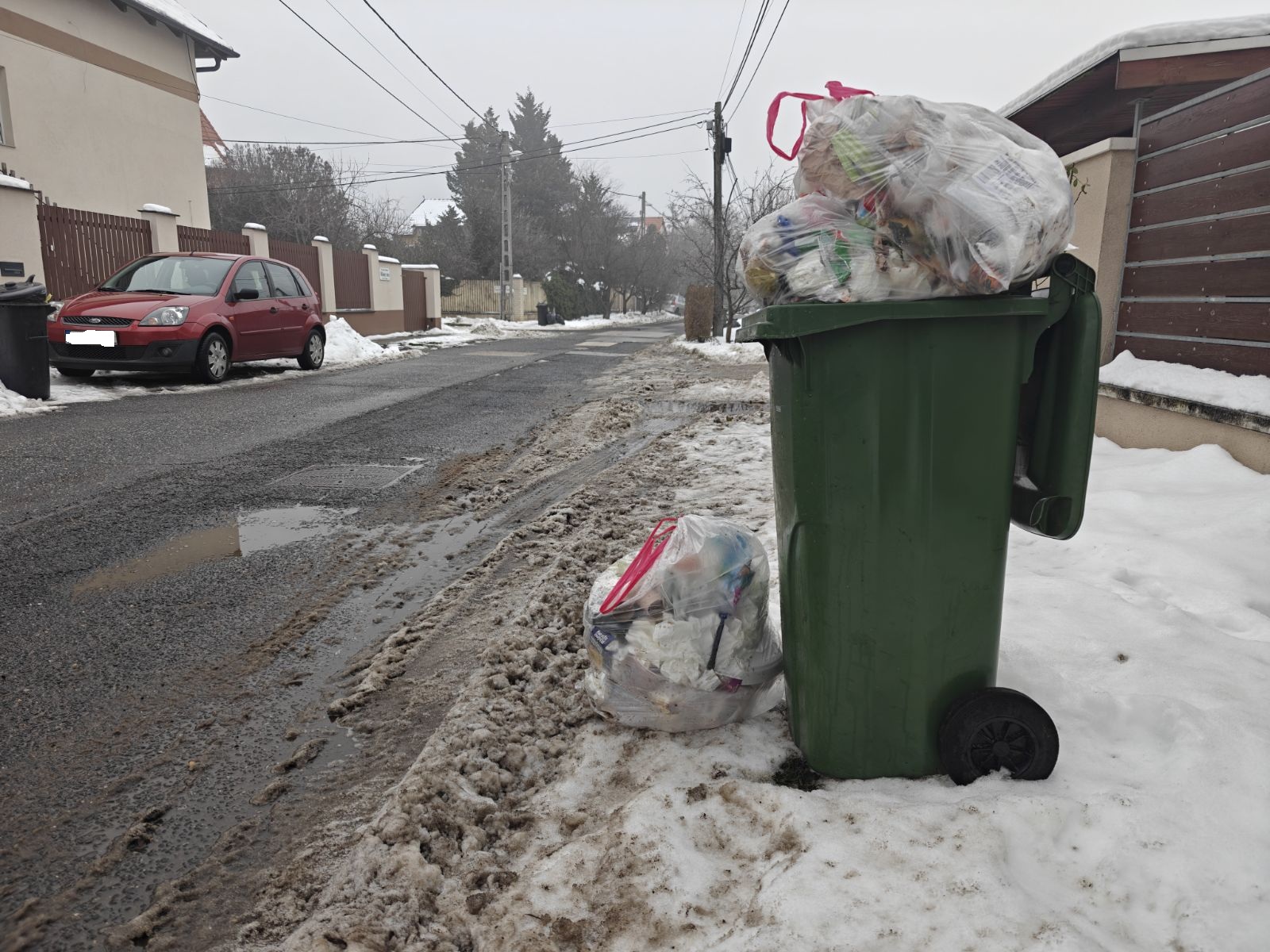 A sík, jól járható utcákból sem viszik el a szemetet Budapest több részén hetek óta