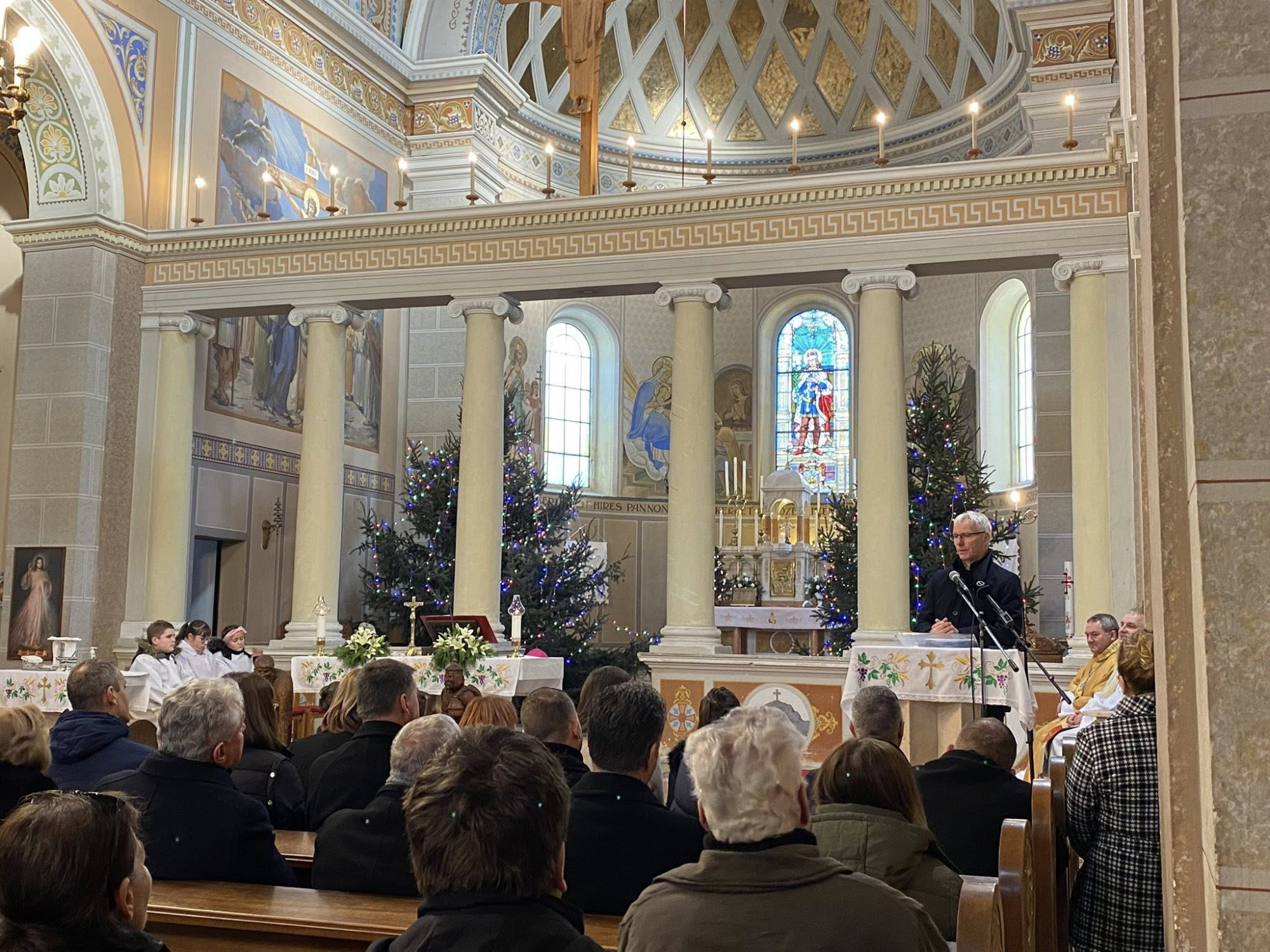 A misére összegyűlteknek kampányolt templomban a kormány mellett az államtitkár