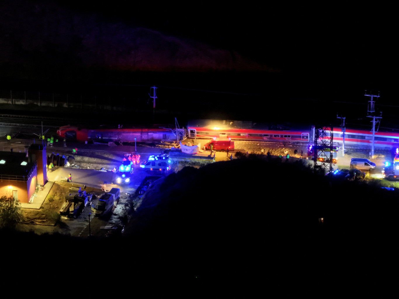 Súlyos vonatbaleset Spanyolországban, legalább 21 ember meghalt