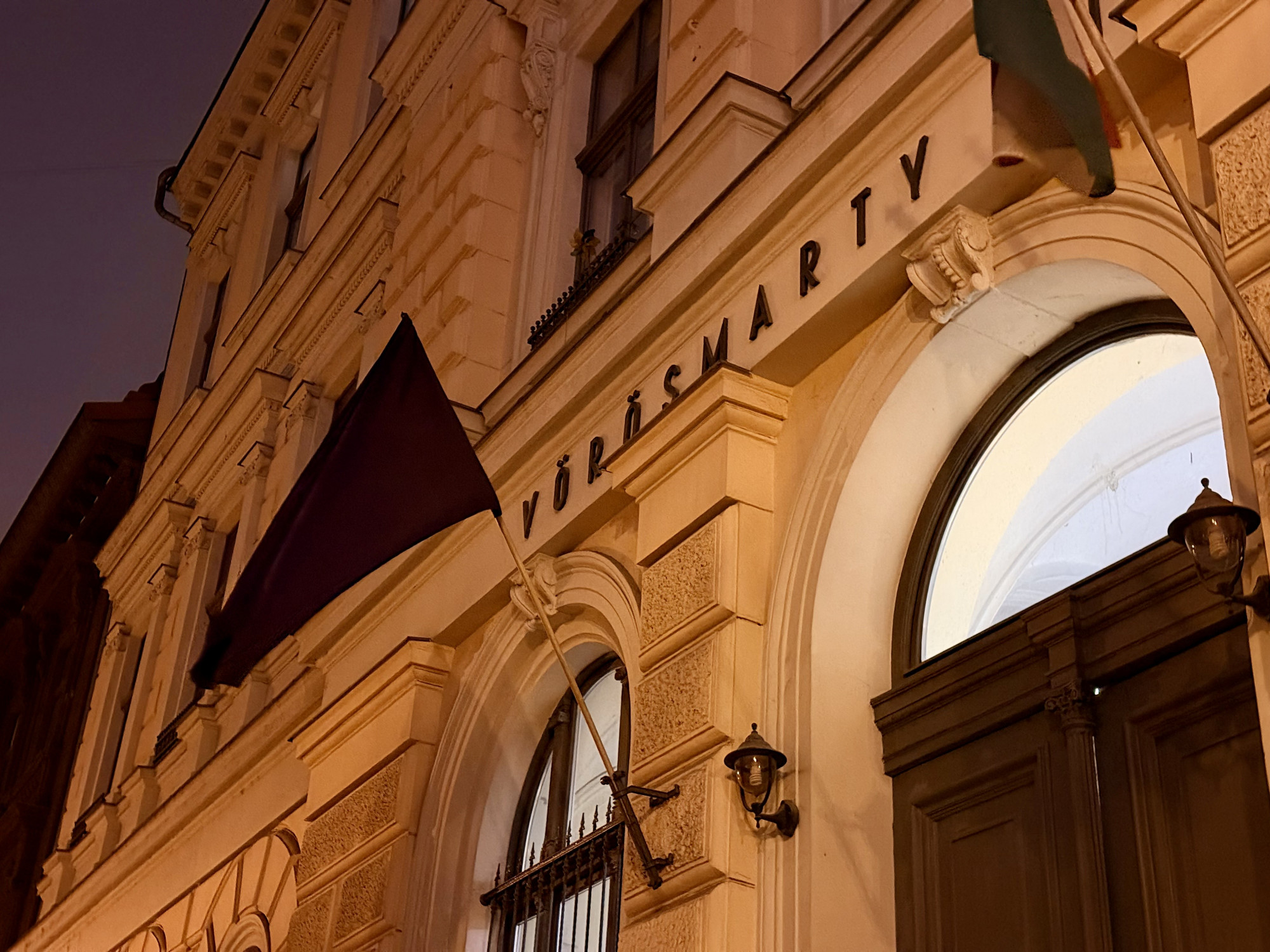 Kitűzték a fekete zászlót Egressy Mátyás gimnáziumára