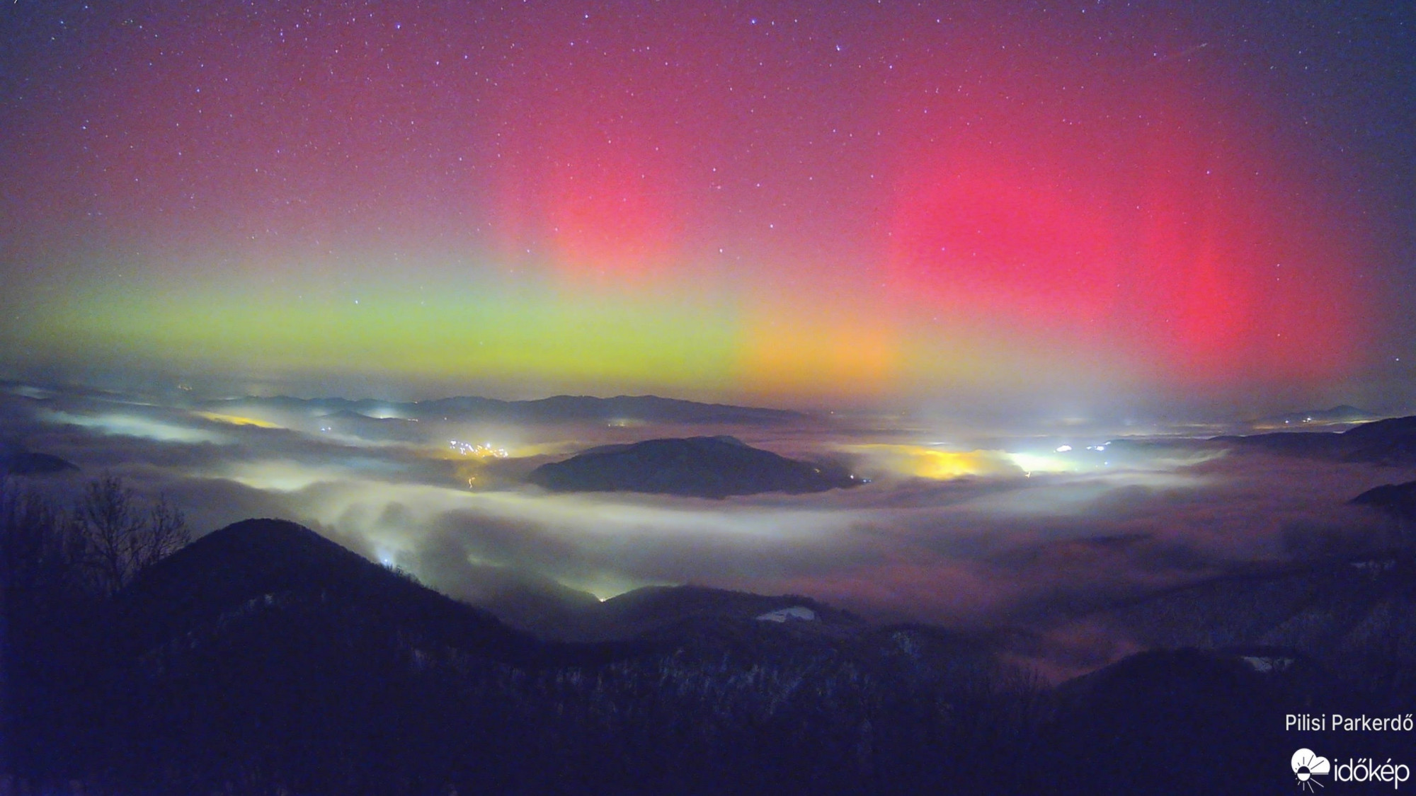 Káprázatos sarki fény látszott hétfő este Magyarországról