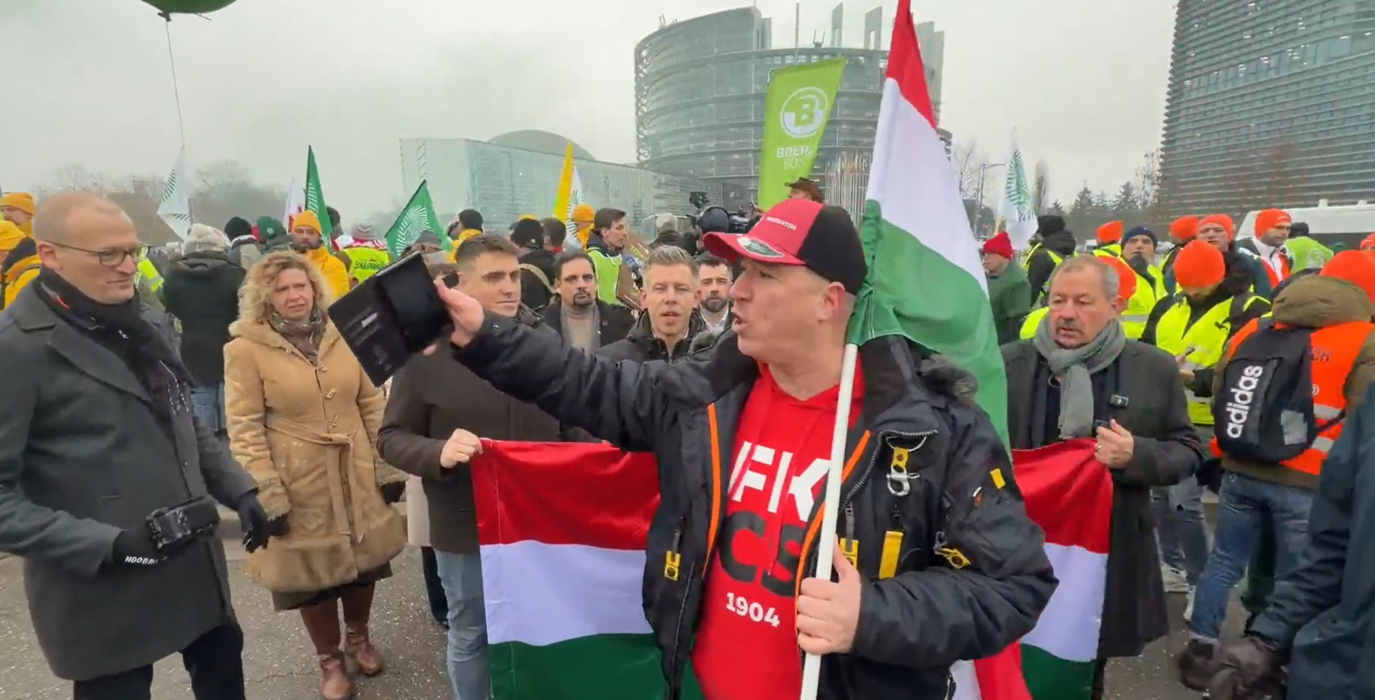 Kormánypártiak álltak bele Magyar Péterbe a strasbourgi gazdatüntetésen