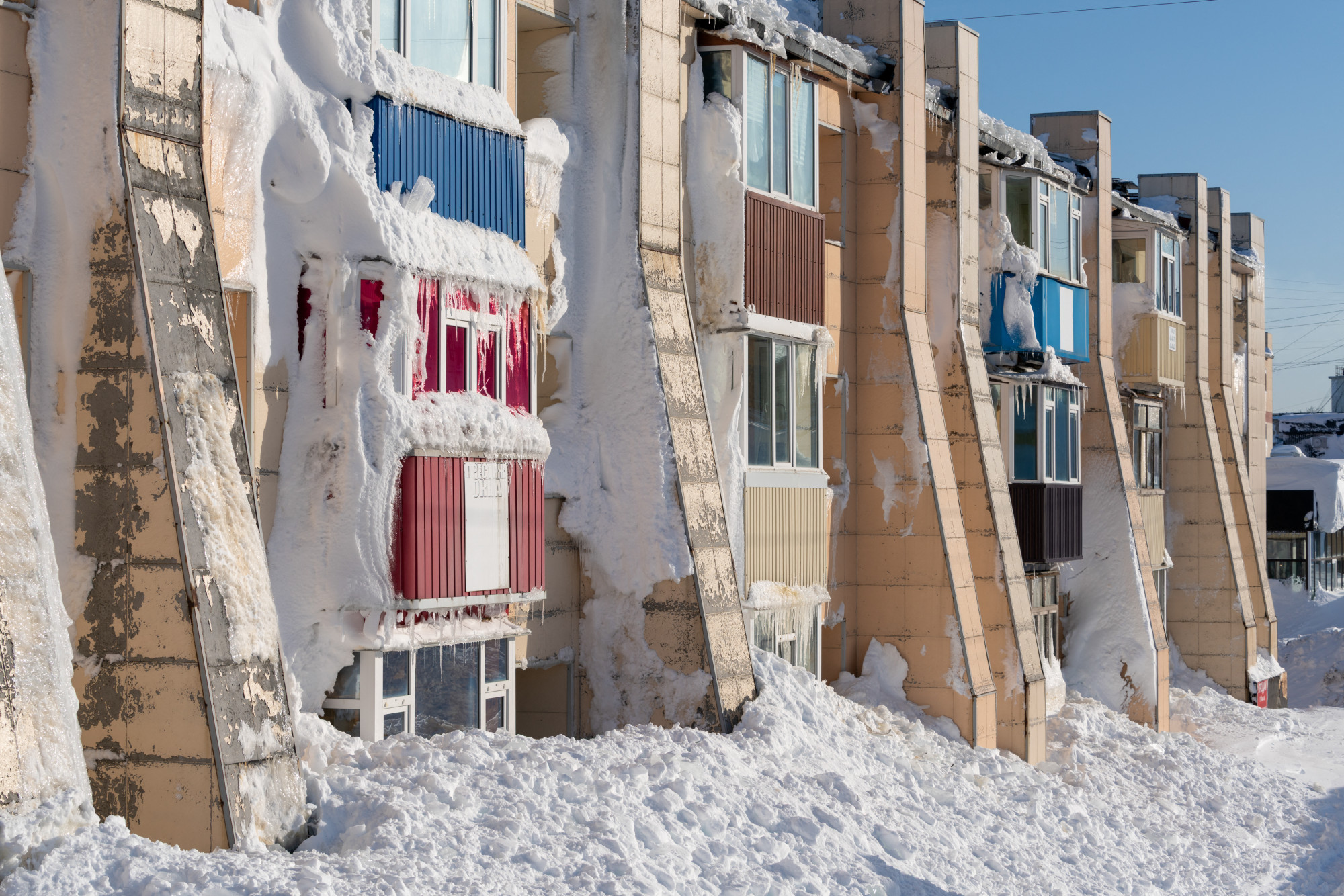 Ötödik emeletig érő hó? A valódiak mellett AI-generált képek is terjednek az extrém kamcsatkai hóhelyzetről