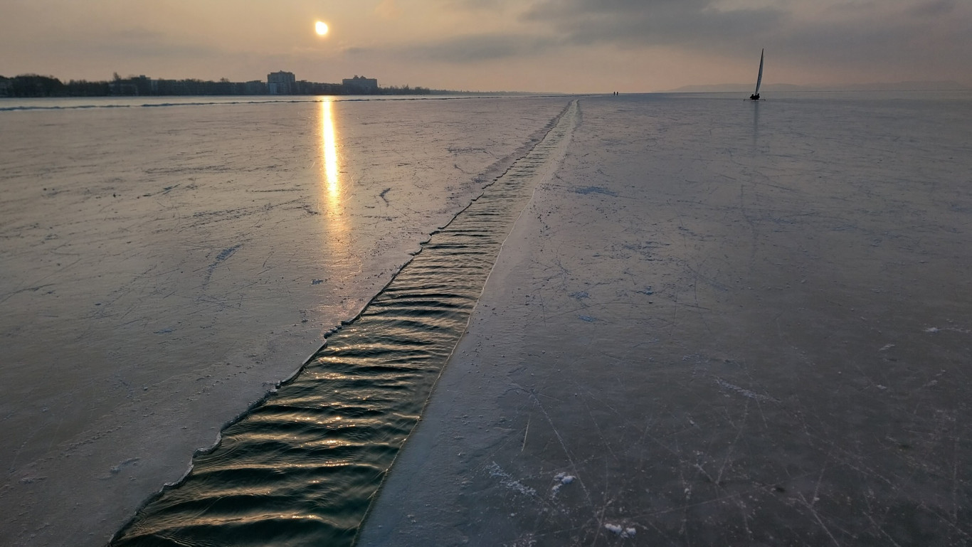 Széles rianások a Balatonon, az mi?