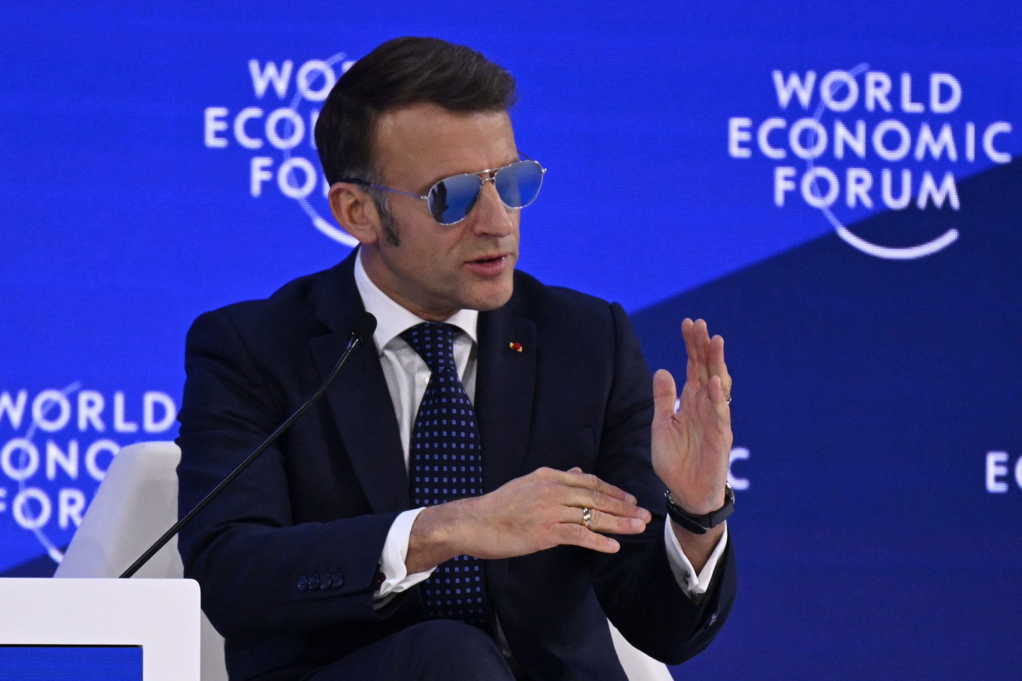 „Új gyarmatosítás” – Macron napszemüvegben állt bele az Egyesült Államokba Davosban