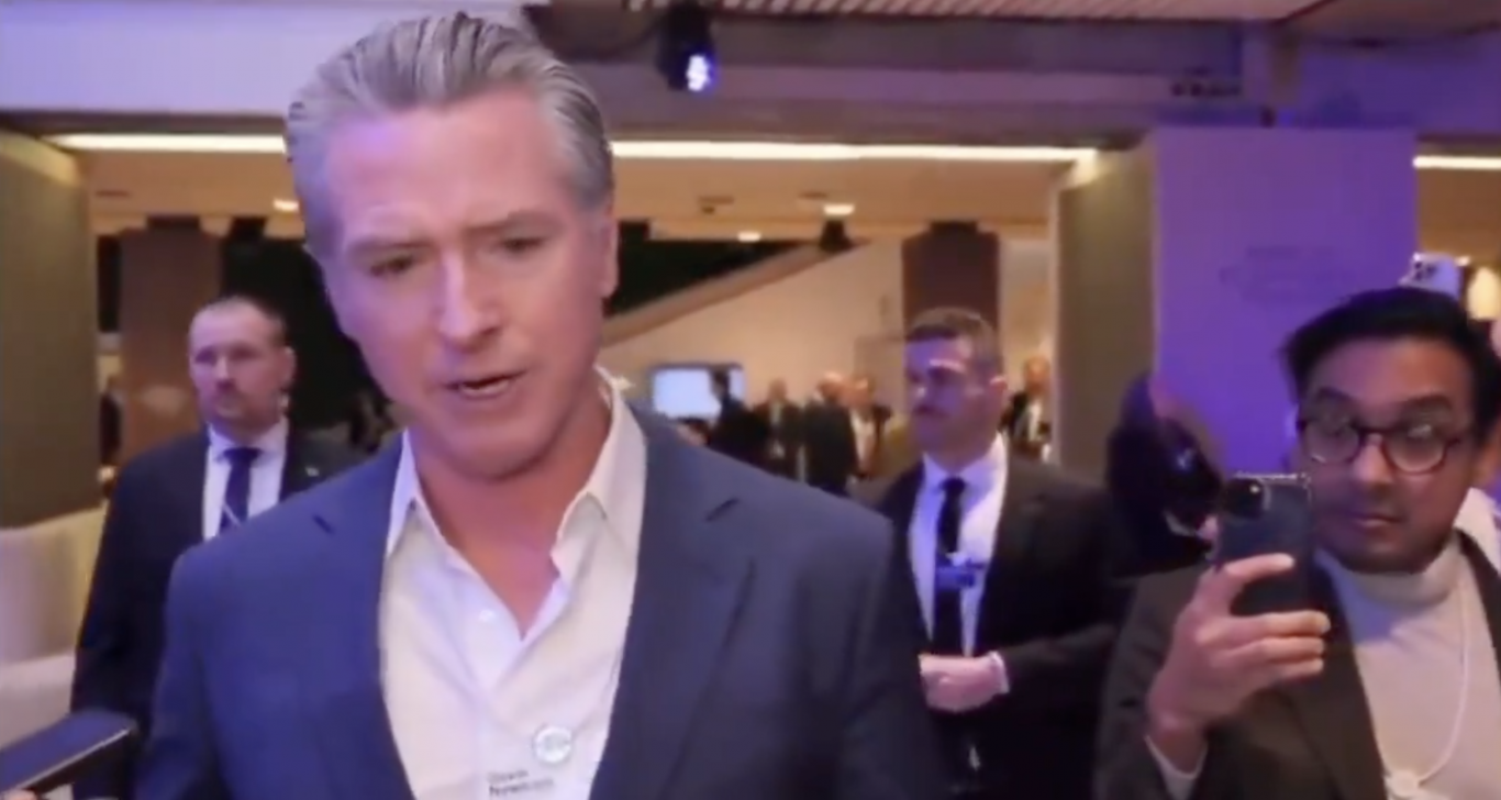 Newsom: Az európai vezetők növesszenek gerincet, Trump egy t-rex, ha nem dugod meg, felfal