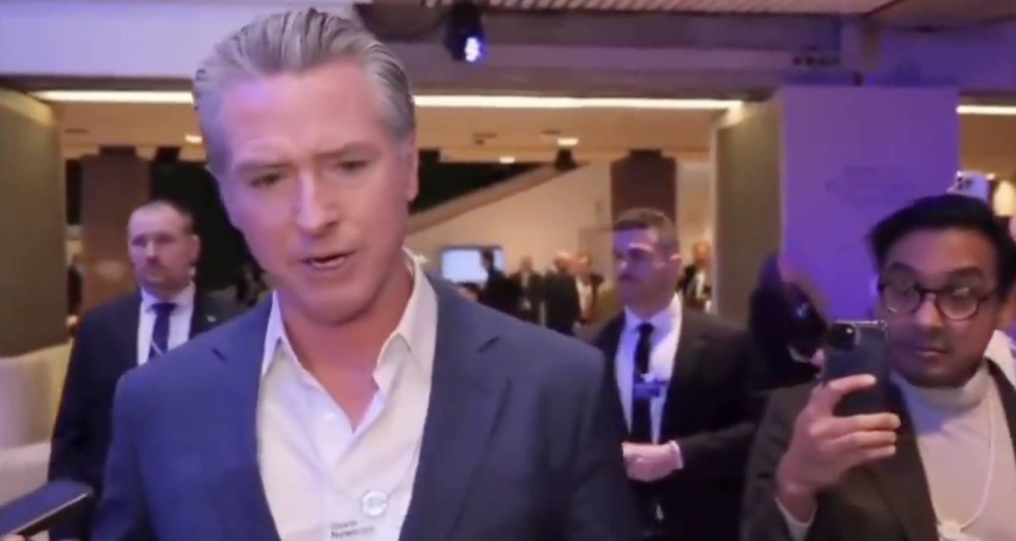 Newsom: Az európai vezetők növesszenek gerincet, Trump egy t-rex, ha nem dugod meg, felfal