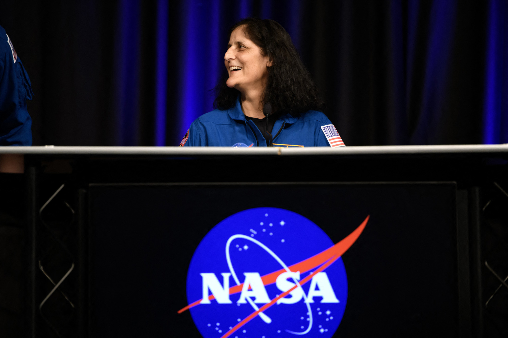 Nyugdíjba megy a NASA űrhajósa, aki néhány napra pakolt, de kilenc hónapig kint rekedt a Nemzetközi Űrállomáson