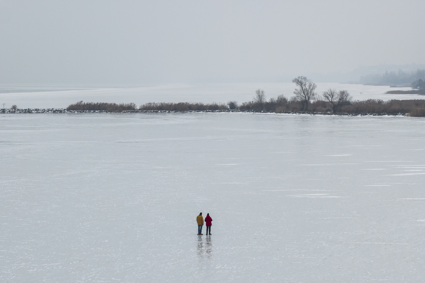 Vadonatúj drónfelvételek a jégbe fagyott Balatonról