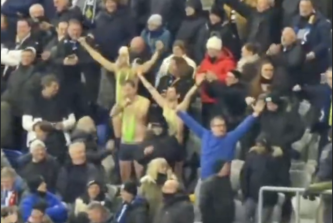 A kazah rendőrség a lelátón tartóztatott le 3 belgát a BL-meccsen, mert Borat híres pöcstartós fürdőruháját viselték