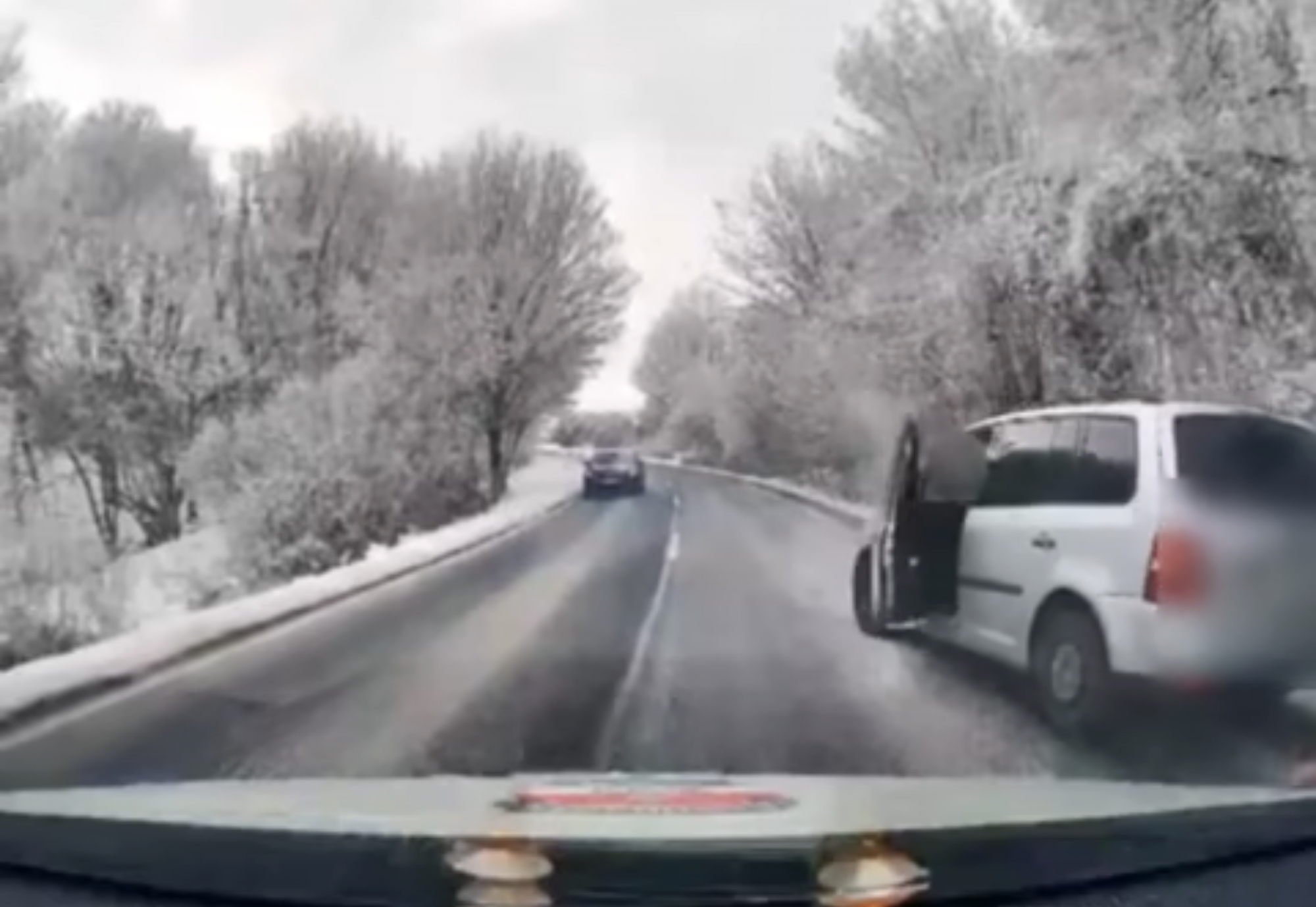 Úgy összeverte az osztálytársát a zirci fiú, hogy kihívták a rendőröket, mire beugrott a családi autóba és a hátsó ülésen a kétéves kistesójával menekülni kezdett