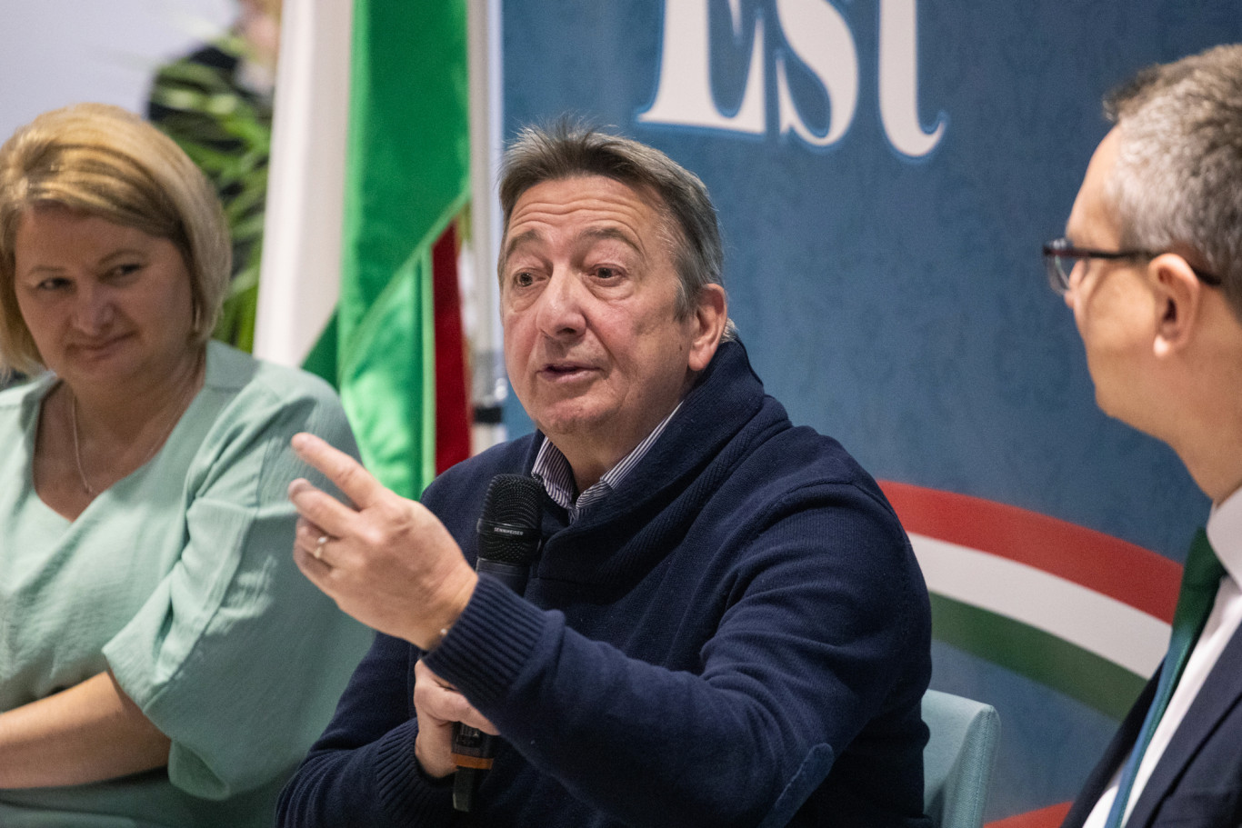 Bayer Zsolt: Hol tarthatnánk, ha 17 éve hagyom, hogy két székely gyerek pofán vágja Magyar Pétert Tusványoson?