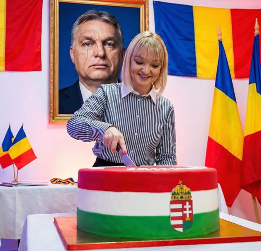 Magyar nemzeti színű tortát szeletel a síró Orbán előtt annak a román pártnak a képviselője, amelynek elnökjelöltjét Orbán is támogatta