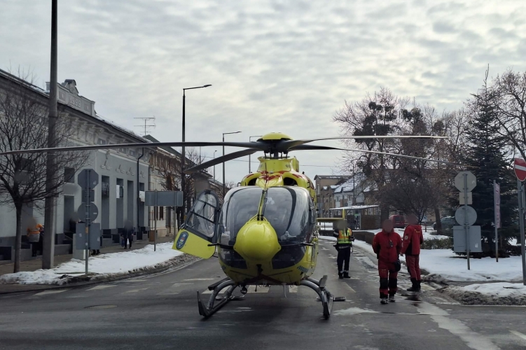 Leszállás közben ütközött jelzőtáblának a mentőhelikopter propellere