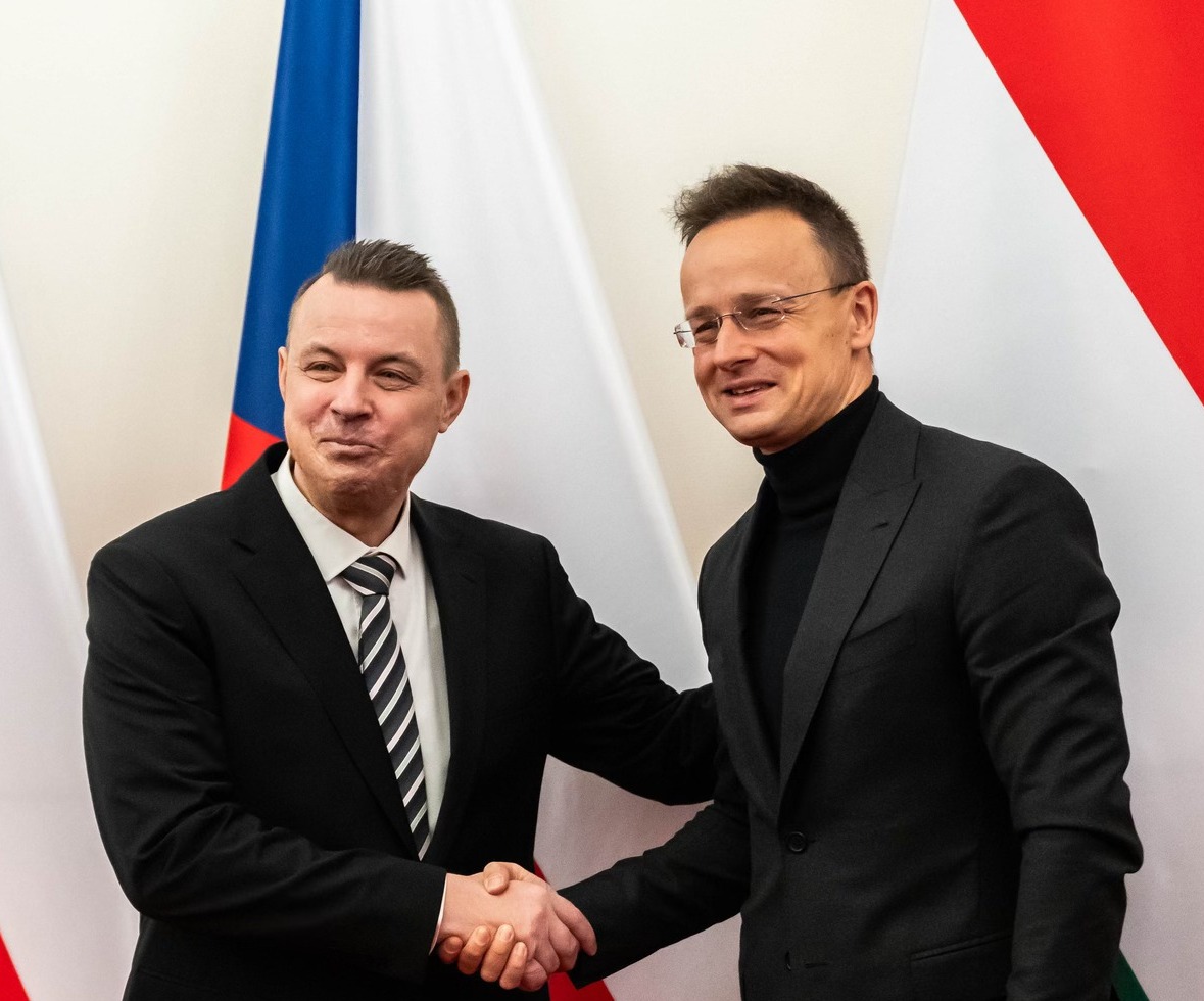 Zűrös múltú, felnőttfilmezéssel is hírbe hozott szélsőjobbos cseh képviselőt fogadott Szijjártó Péter